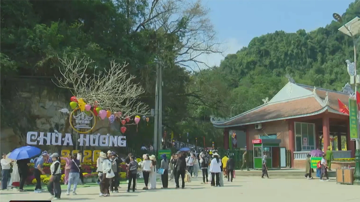 Chùa Hương đã đón hơn 18 vạn du khách tham quan