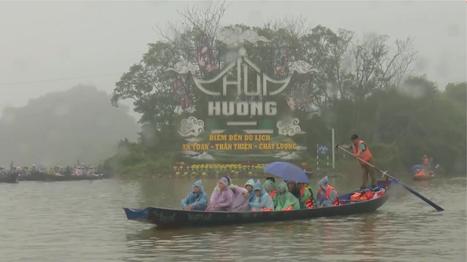 Xử phạt hai lái đò vòi tiền khách tại Lễ hội chùa Hương