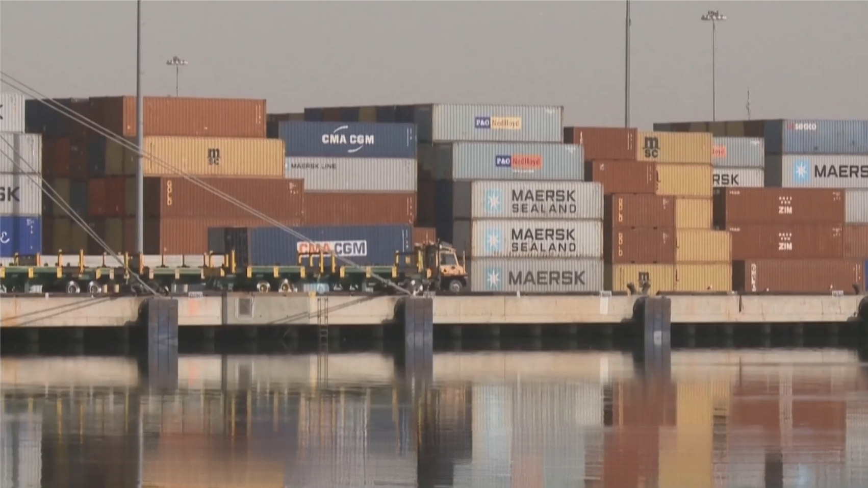 Mỹ bắt đầu áp thuế nhập khẩu toàn cầu 10%