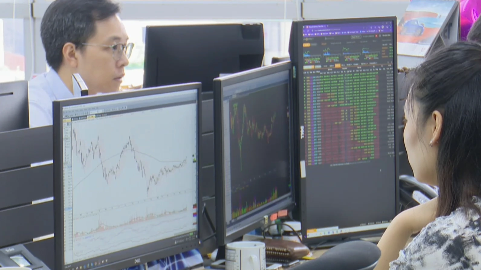 VN-Index đứt mạch tăng, lùi về 1.860 điểm