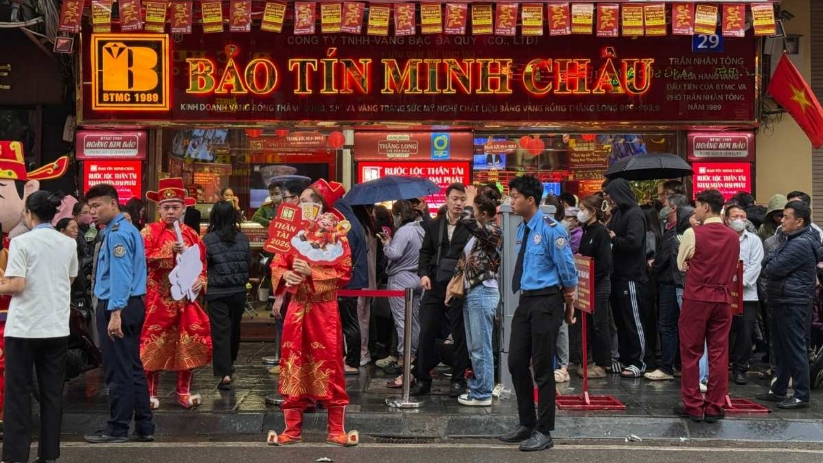 Người dân Thủ đô mua vàng vía Thần Tài