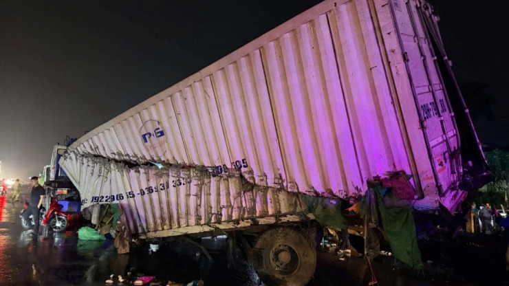 Tai nạn giữa tàu hỏa và xe tải, hai người thương vong