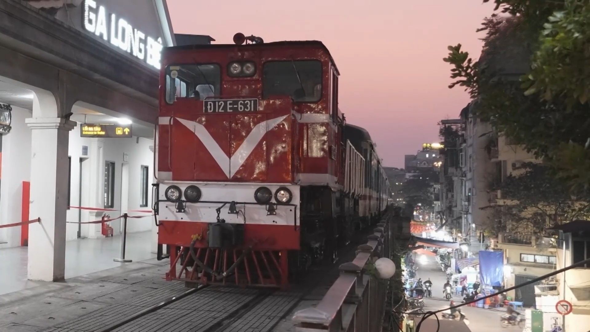 Giảm tàu khách, dừng tàu hàng qua phố cà phê đường tàu