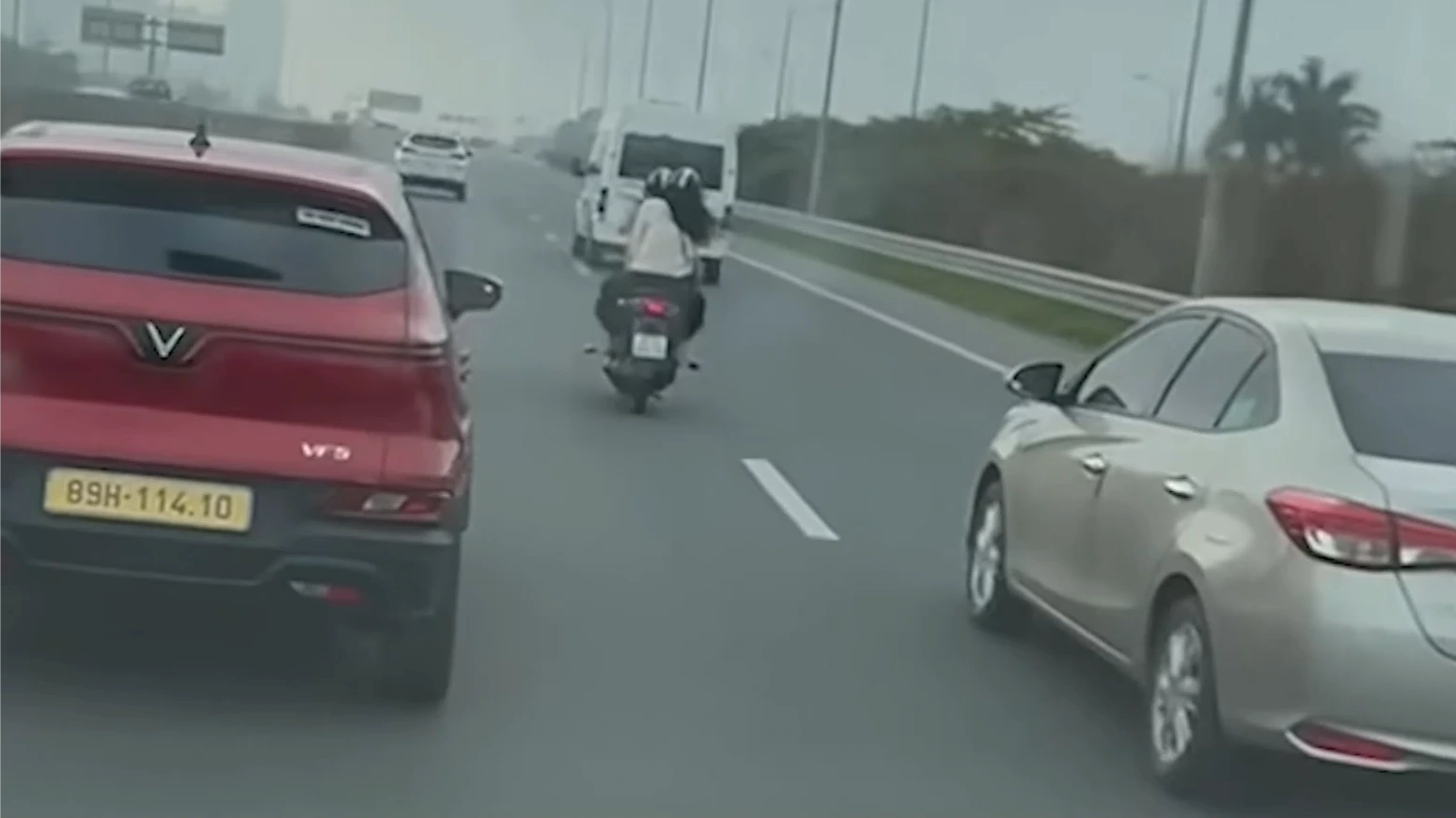 Chạy xe máy vào đường cao tốc, bị phạt 5 triệu đồng