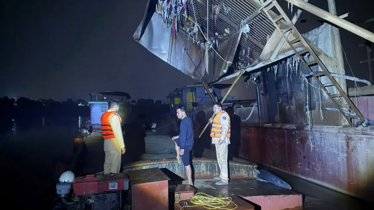 Bắt giữ hai tàu khai thác cát trái phép trên sông Cầu