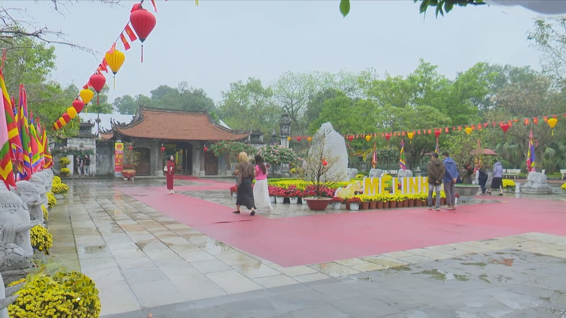 Đền Hai Bà Trưng tiếp tục mở cửa đón khách sau hội