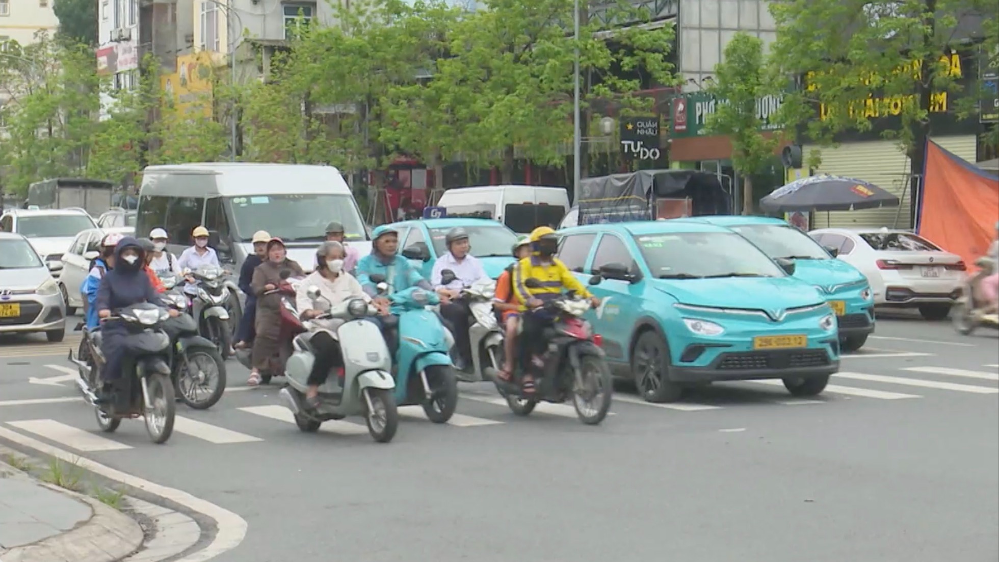 Toàn bộ taxi Hà Nội chuyển sang xe điện từ năm 2030