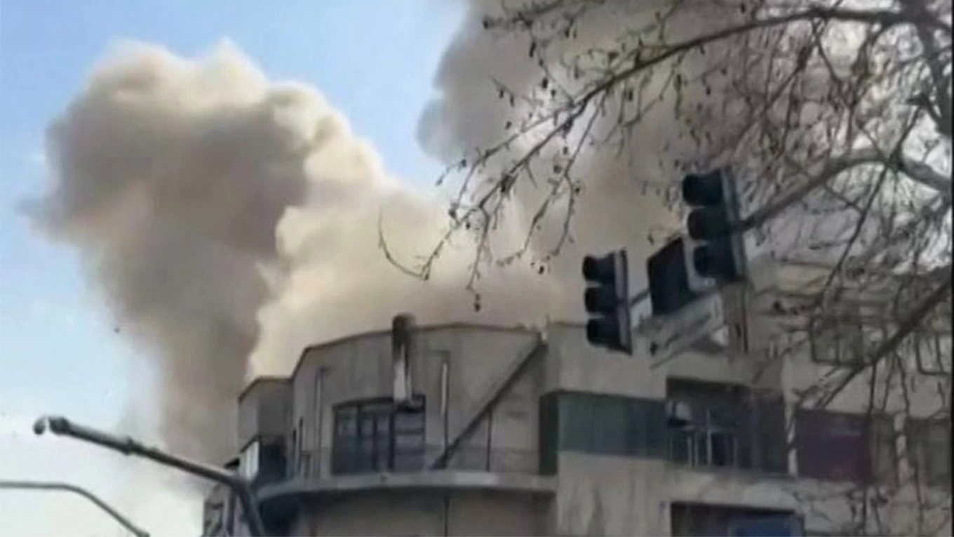 Mỹ và Israel tấn công Iran, Tehran tuyên bố đáp trả dữ dội