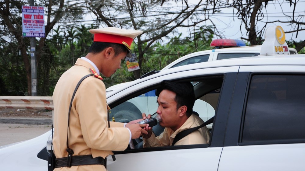 Cần nói lời từ chối rượu, bia khi lái xe