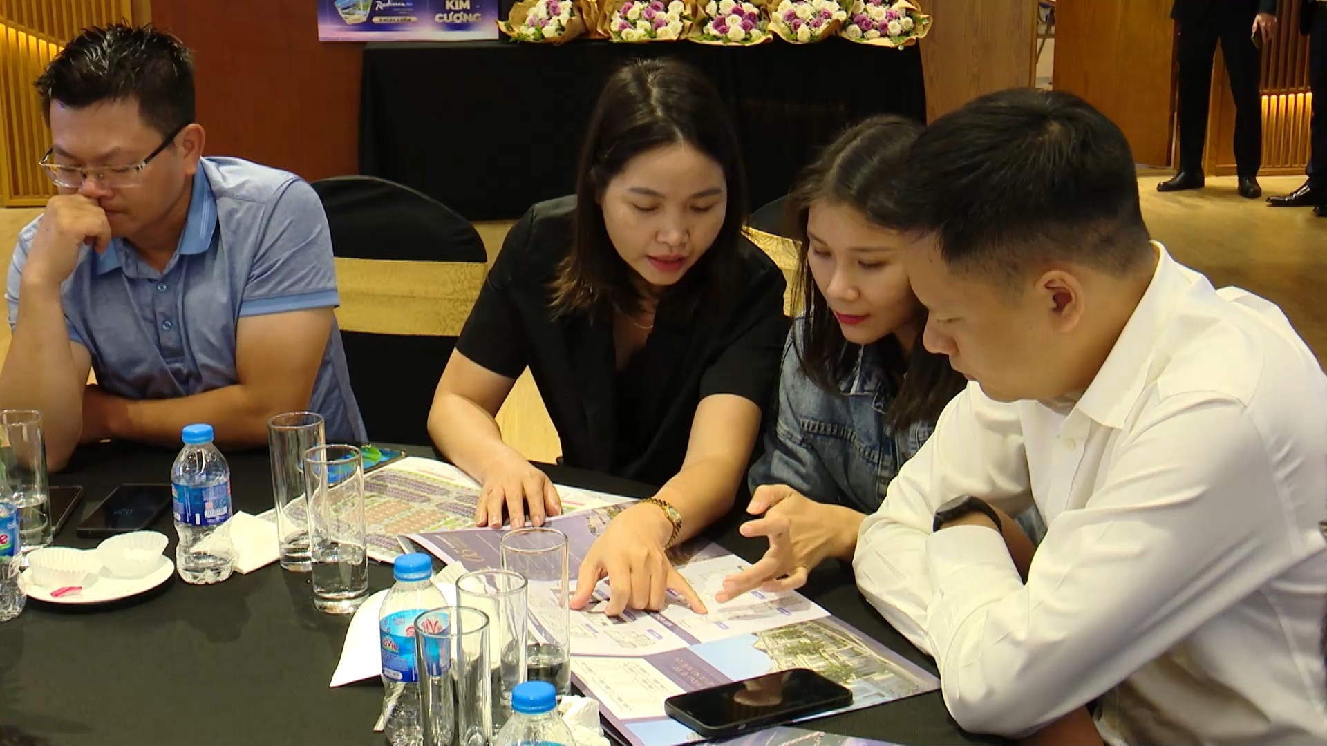 Lãi vay tăng cao, người mua nhà và doanh nghiệp gặp khó 