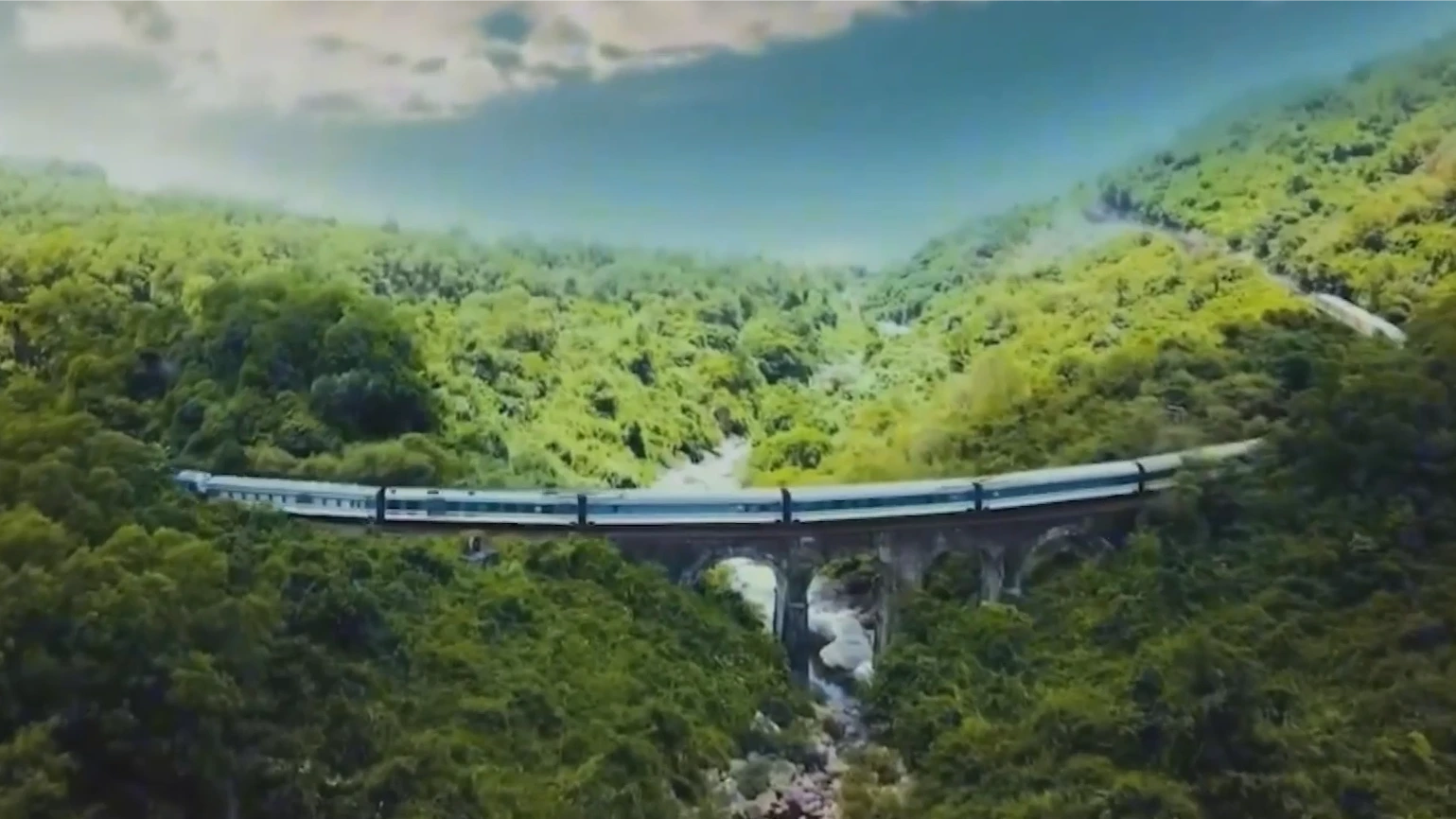 Chuyến tàu Hạnh phúc: Đường ray Bắc – Nam rực rỡ sắc xuân