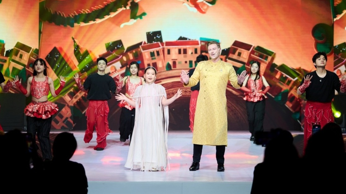 DTAP làm mới ‘Hello Việt Nam’ với màu sắc dân ca ba miền