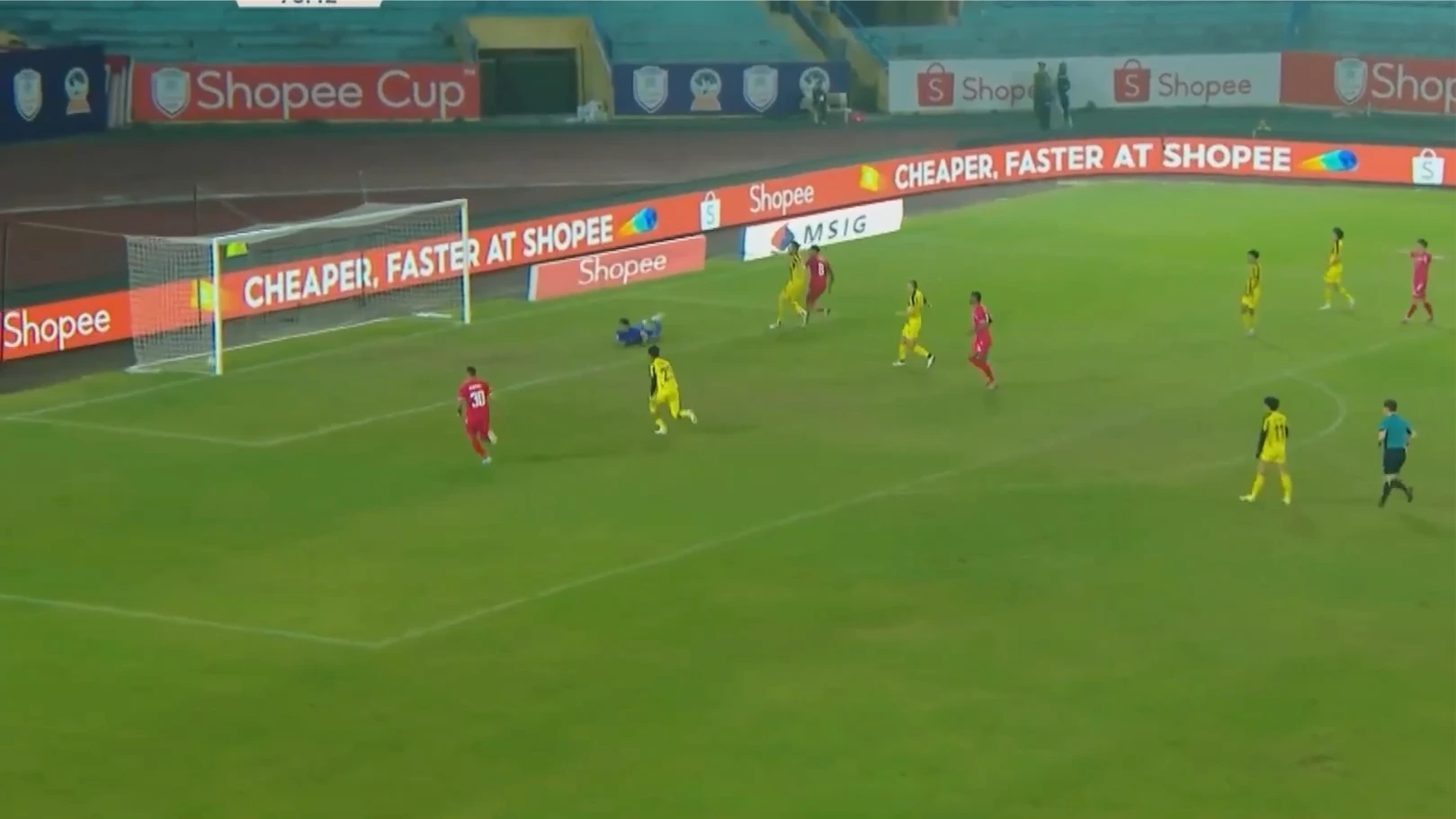 Công an Hà Nội thắng đậm CLB Singapore