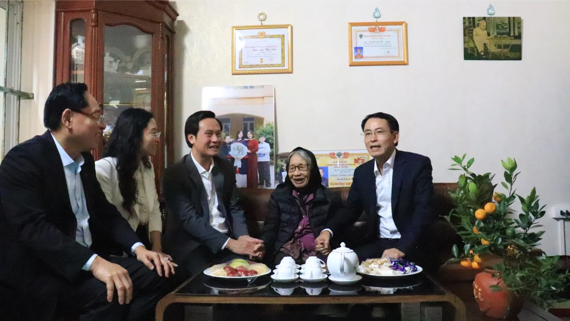 Lãnh đạo Thành phố thăm, tặng quà các gia đình chính sách