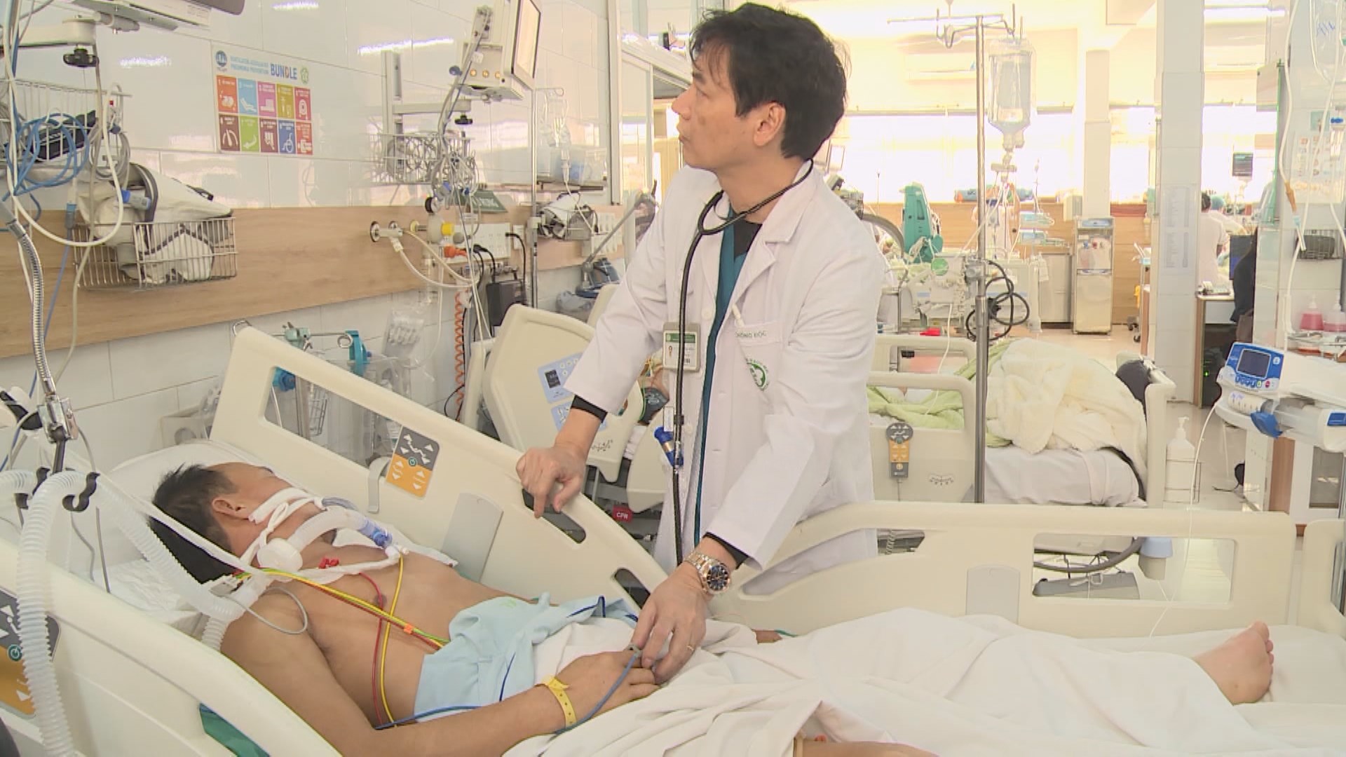 Ngộ độc nặng do đốt củi sưởi ấm trong phòng kín