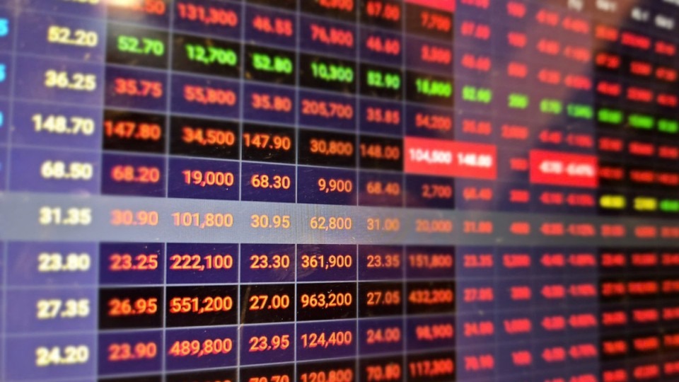 Sắc đỏ bao trùm diện rộng, VN-Index giảm 27 điểm