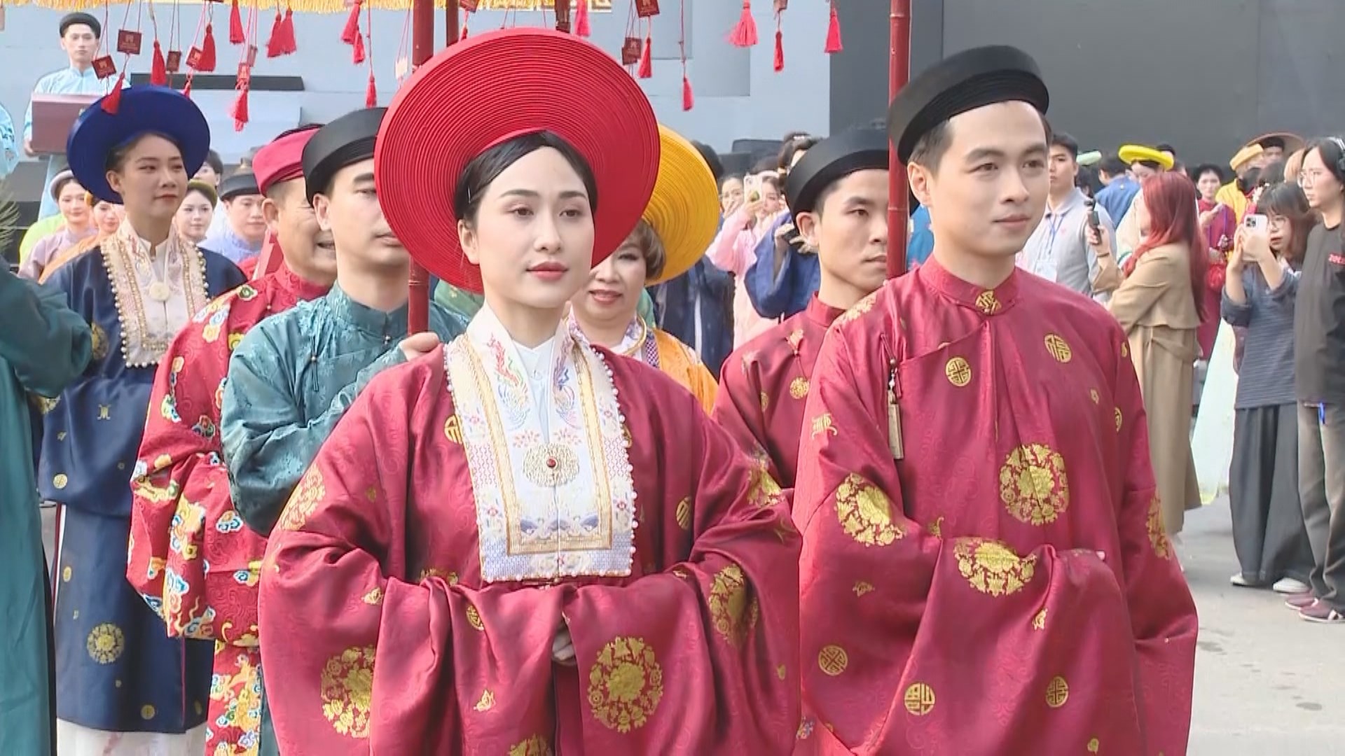 Cổ phục Việt hoà nhịp cùng đời sống hiện đại