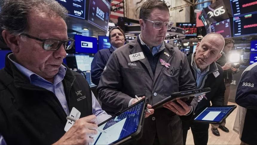 Dow Jones lần đầu vượt mốc 50.000 điểm