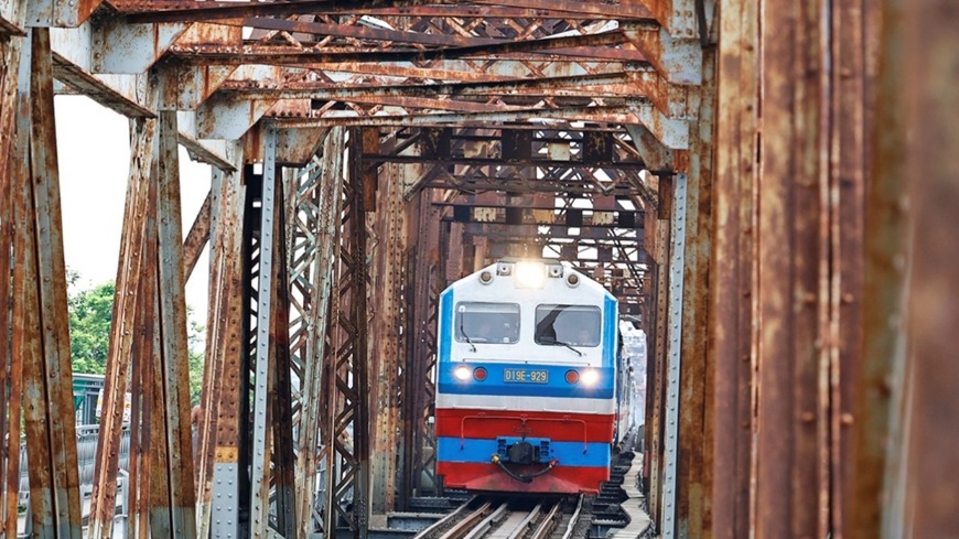 Tạm dừng tàu qua cầu Long Biên