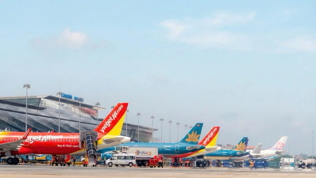 Vé máy bay Tết nhiều chặng khan hiếm, giá tăng 