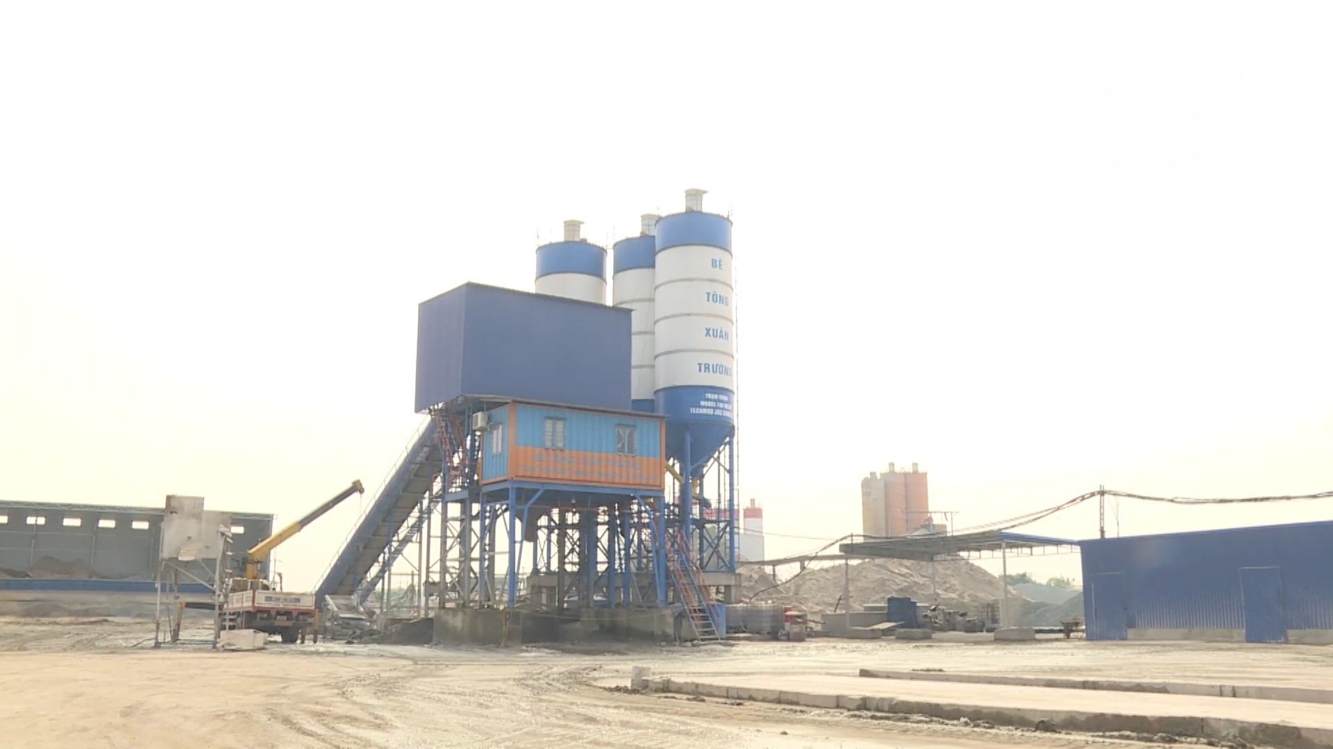Xung quanh việc trạm trộn bê tông gây ảnh hưởng môi trường | Hộp thư truyền hình | 07/02/2026