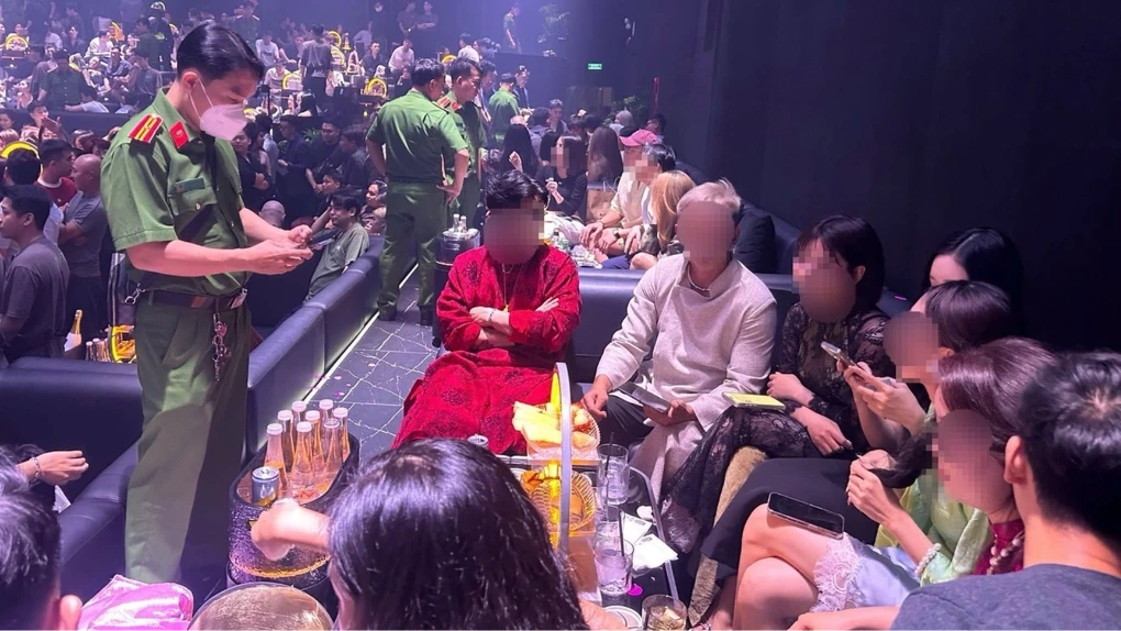 Cảnh sát đột kích bar Aplus ở trung tâm TP.HCM