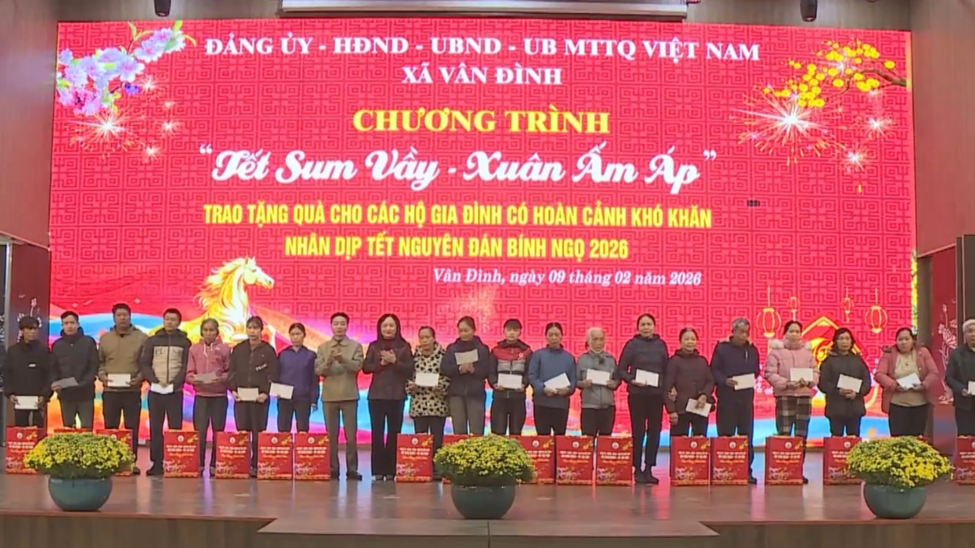 Xã Vân Đình trao 300 suất quà cho hộ gia đình khó khăn