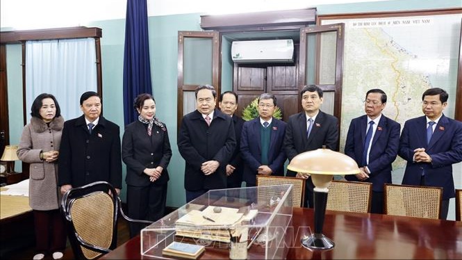 Chủ tịch Quốc hội dâng hương tưởng nhớ Chủ tịch Hồ Chí Minh