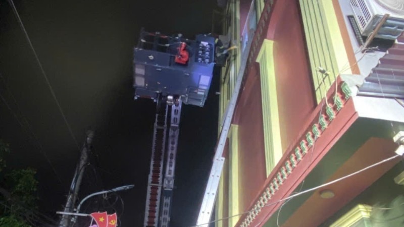 Kịp thời cứu 15 người thoát nạn trong đám cháy