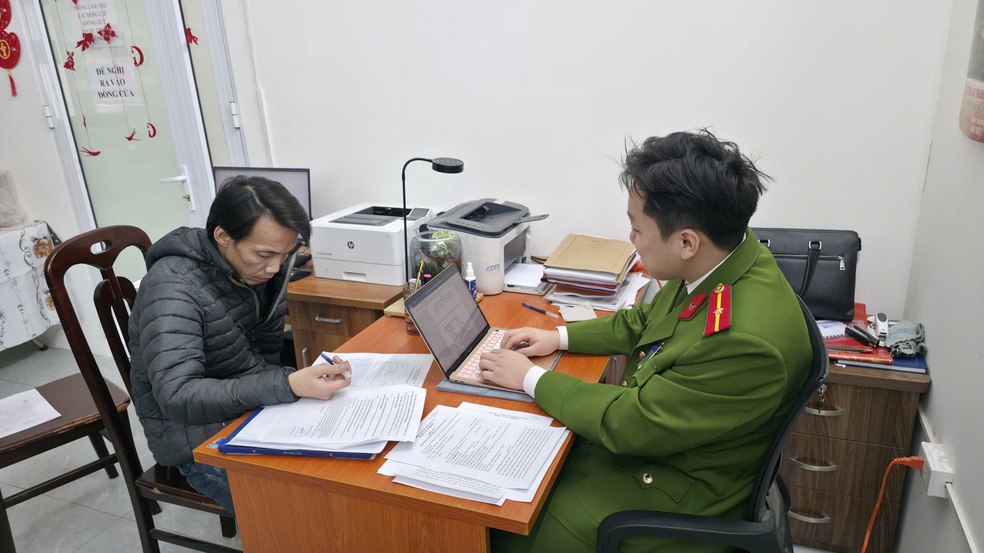 Vận động đối tượng bị truy nã tội 'giết người' ra đầu thú