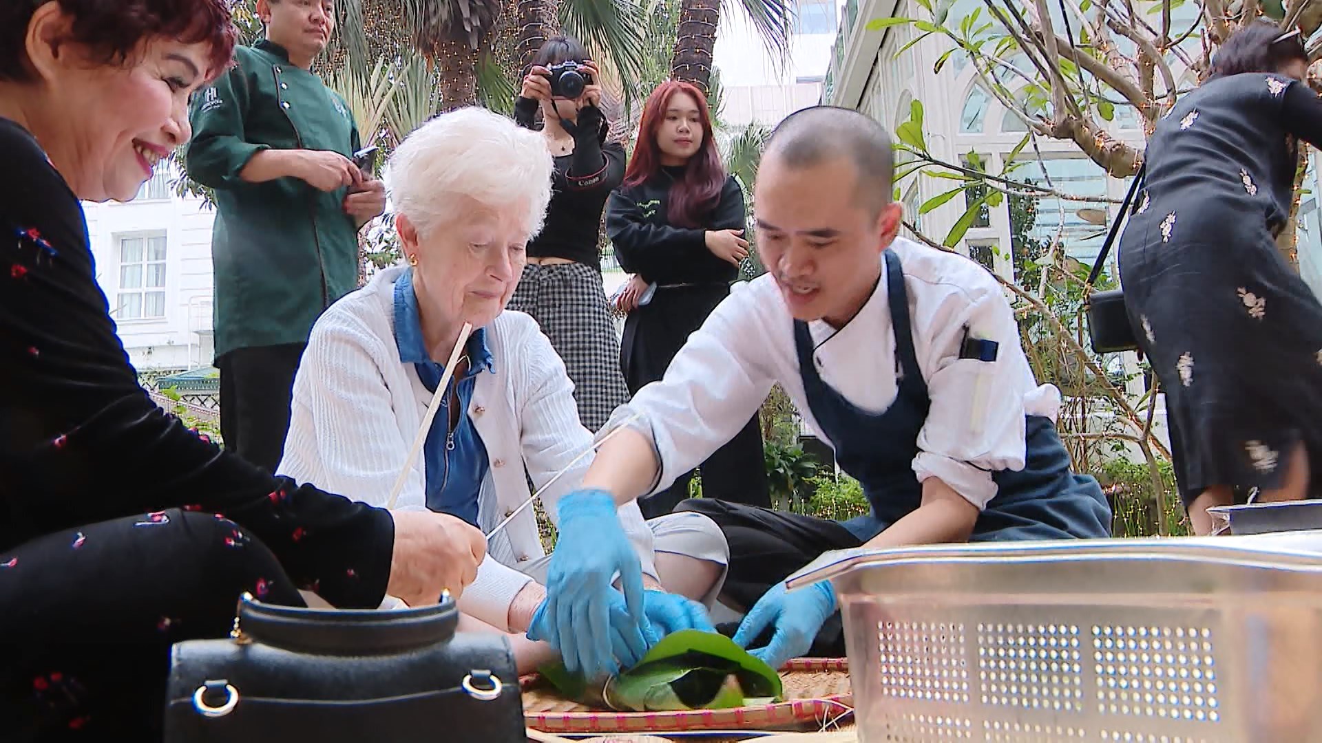 Khách nước ngoài thích thú trải nghiệm không gian Tết Việt