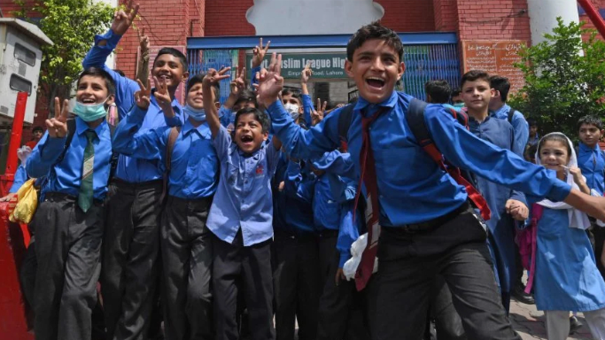 Pakistan siết chặt chi tiêu công, đóng cửa trường học