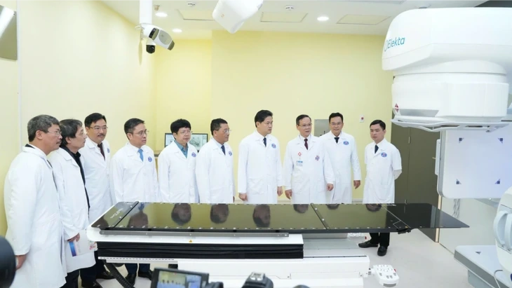 Vận hành máy xạ trị hiện đại trong điều trị ung thư