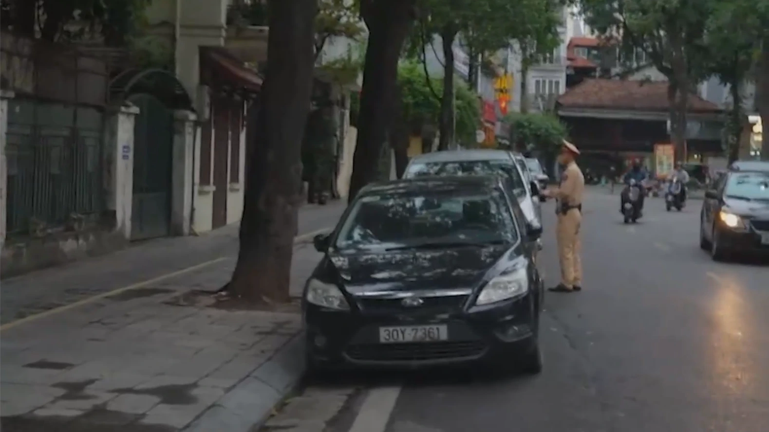 Ô tô dừng đỗ tràn lan gây cản trở giao thông