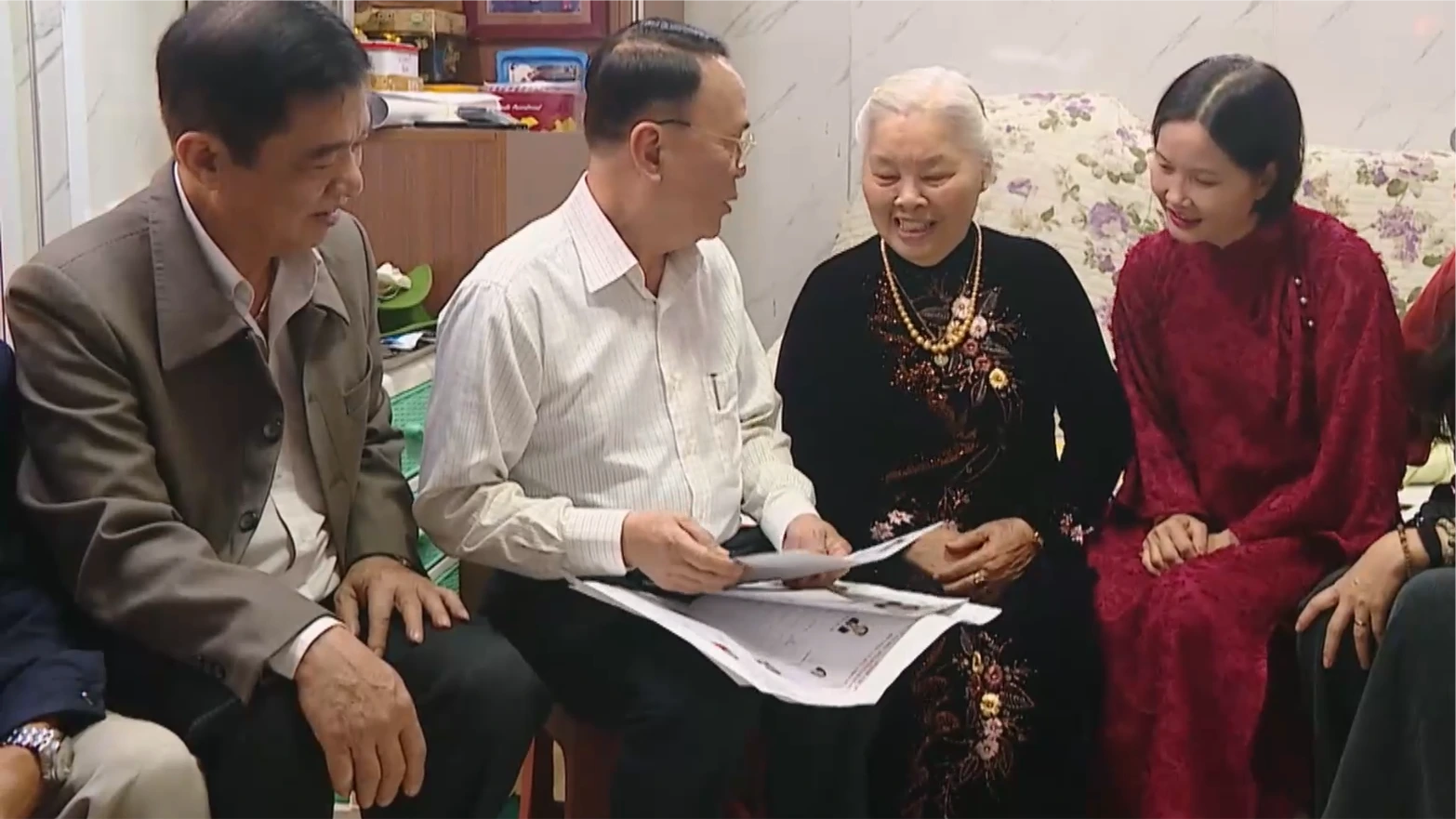 Cử tri cao tuổi phường Cửa Nam hướng về ngày bầu cử