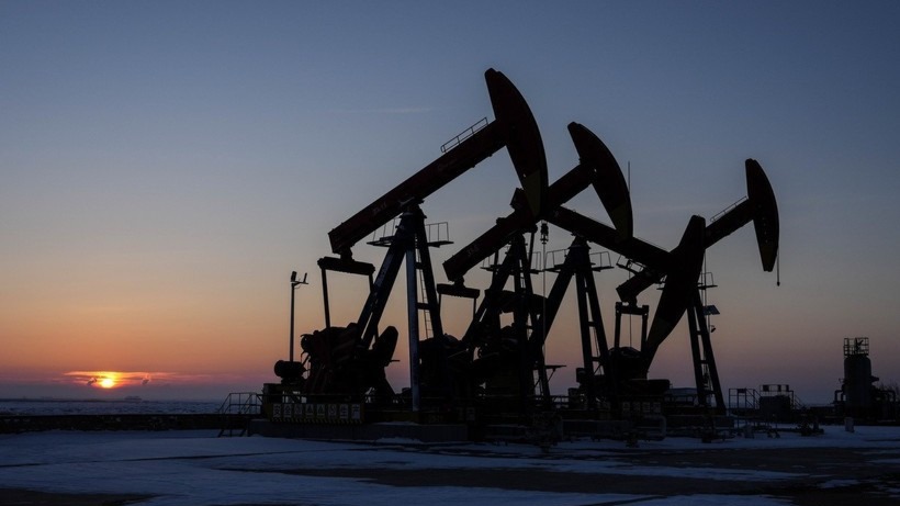 Giá dầu giảm mạnh nhất trong một phiên kể từ năm 2022