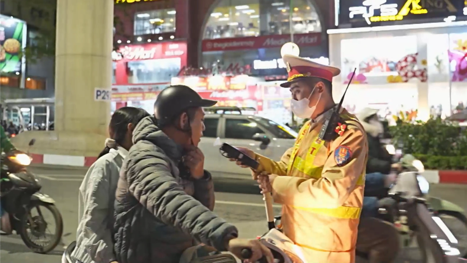 Kiểm tra nồng độ cồn đêm: Nhiều tài xế vẫn vi phạm