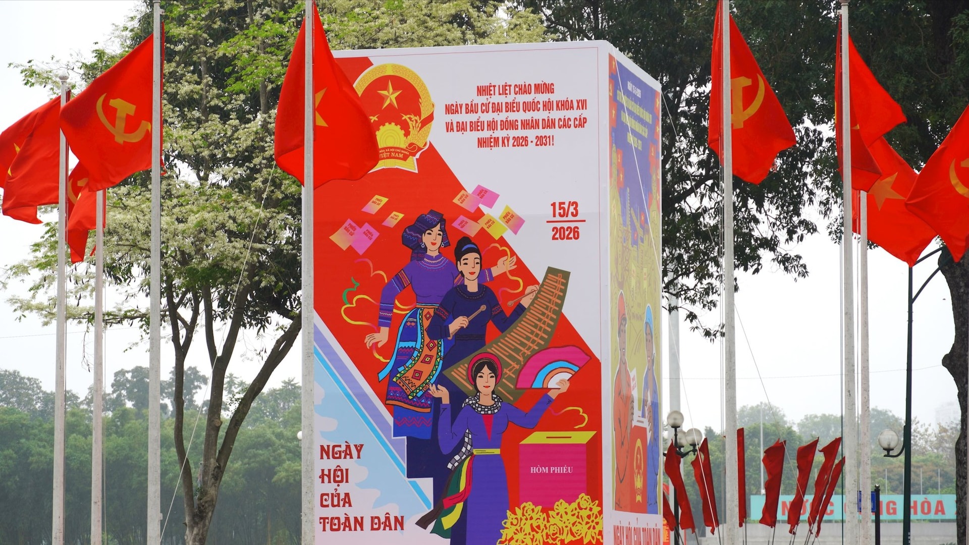 Hà Nội rực rỡ cờ hoa hướng tới ngày hội lớn của non sông