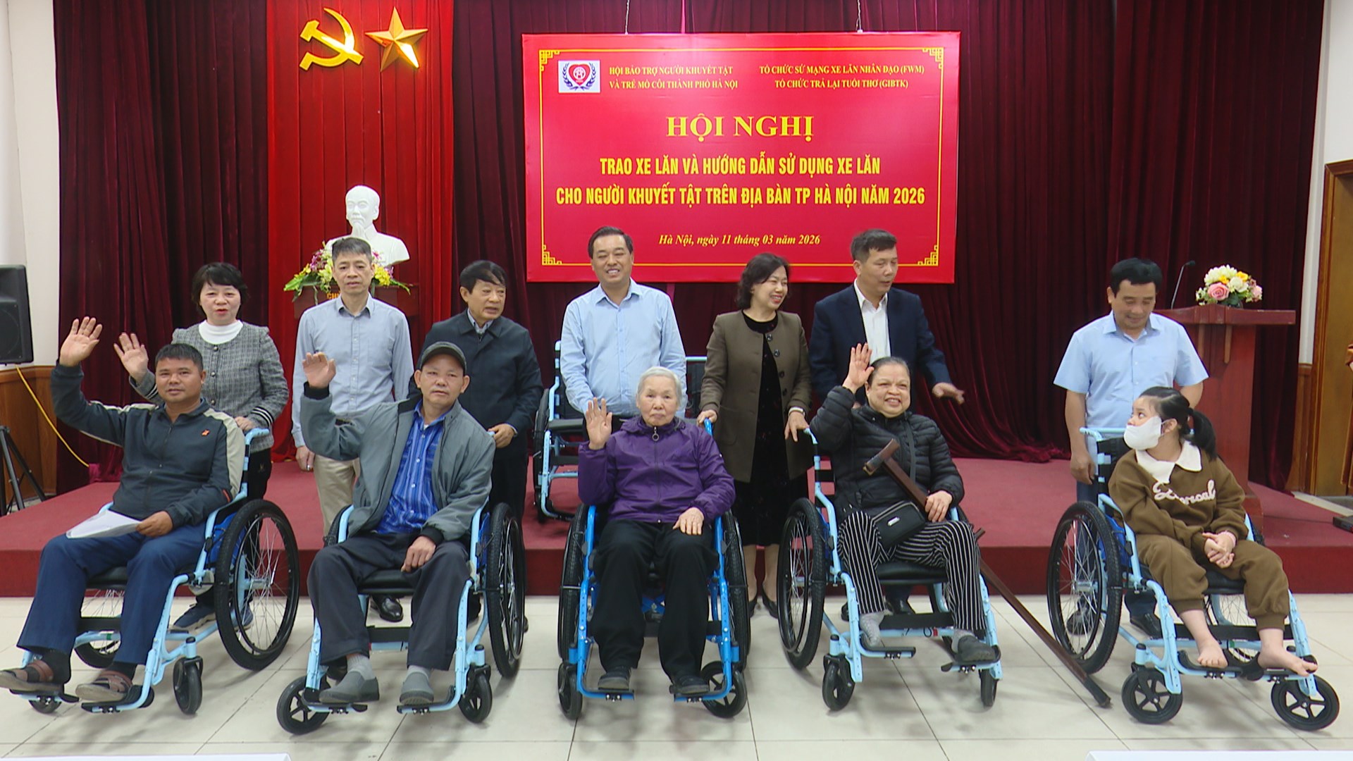 Trao tặng xe lăn cho người khuyết tật