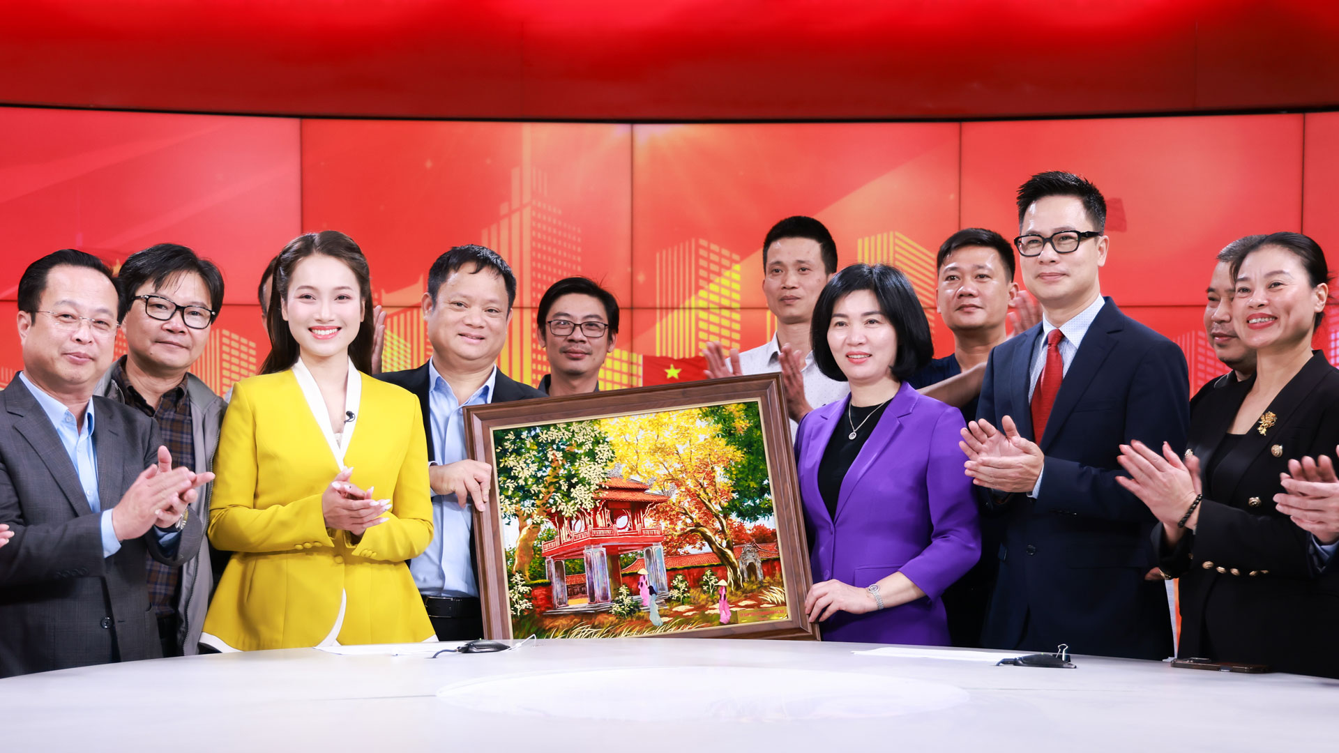 Chủ tịch Ủy ban Bầu cử thành phố Phùng Thị Hồng Hà kiểm tra công tác tuyên truyền bầu cử tại Cơ quan Báo và Phát thanh, Truyền hình Hà Nội