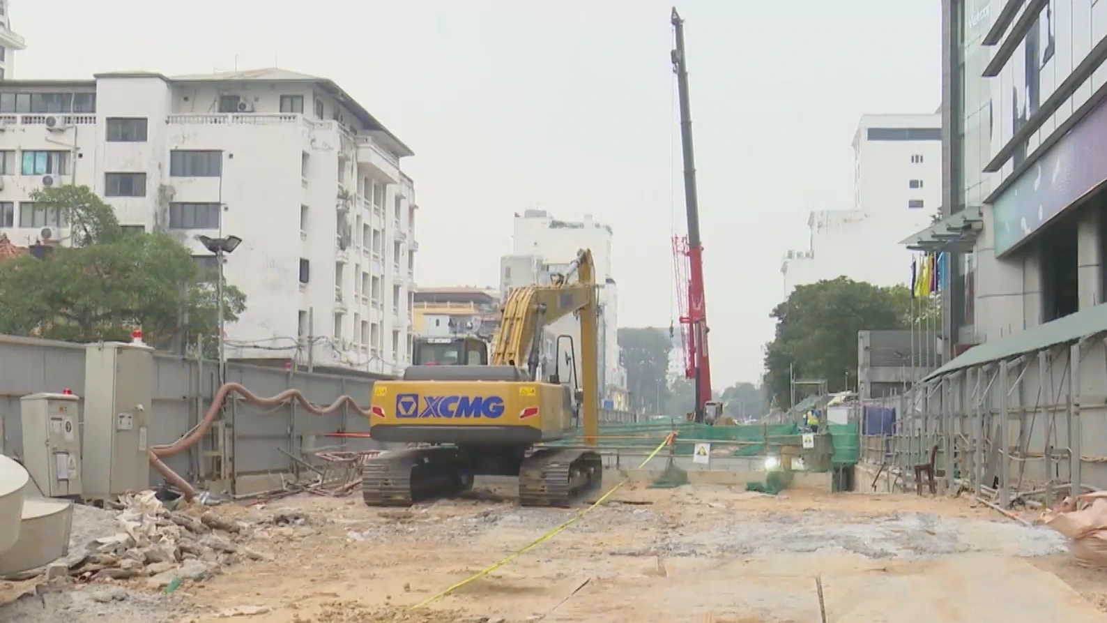 Rào chắn đoạn đường Trần Hưng Đạo để thi công ga ngầm