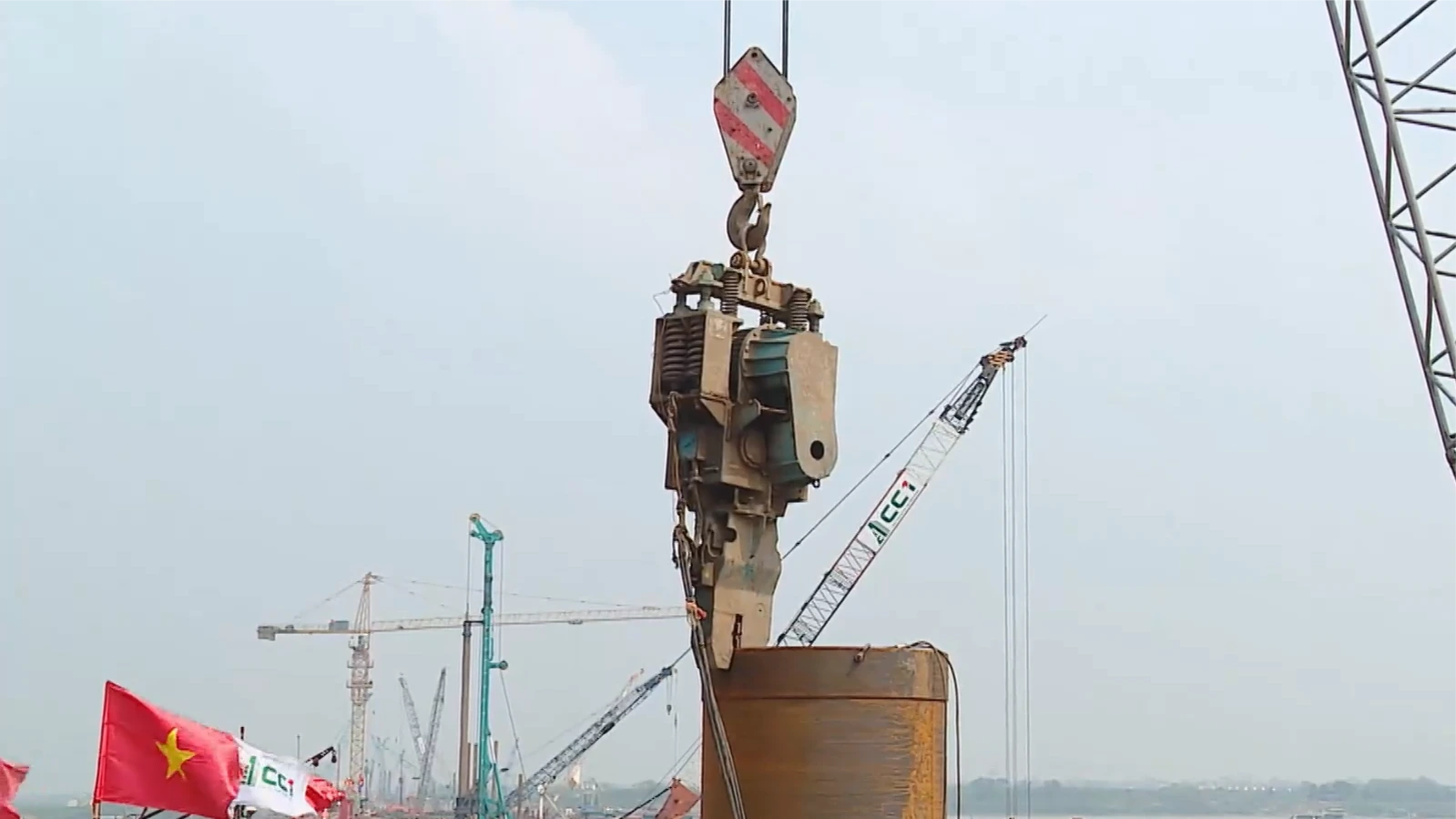 Công trường cầu Hồng Hà thi công xuyên ngày đêm