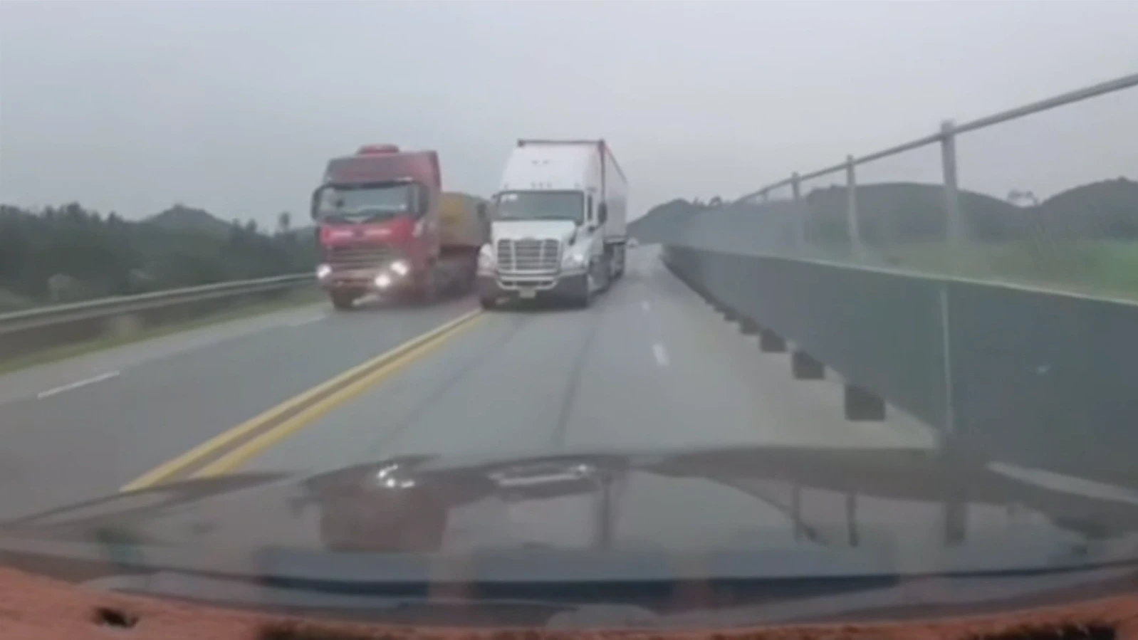 Xe đầu kéo lấn làn ngược chiều trên cao tốc Nội Bài - Lào Cai