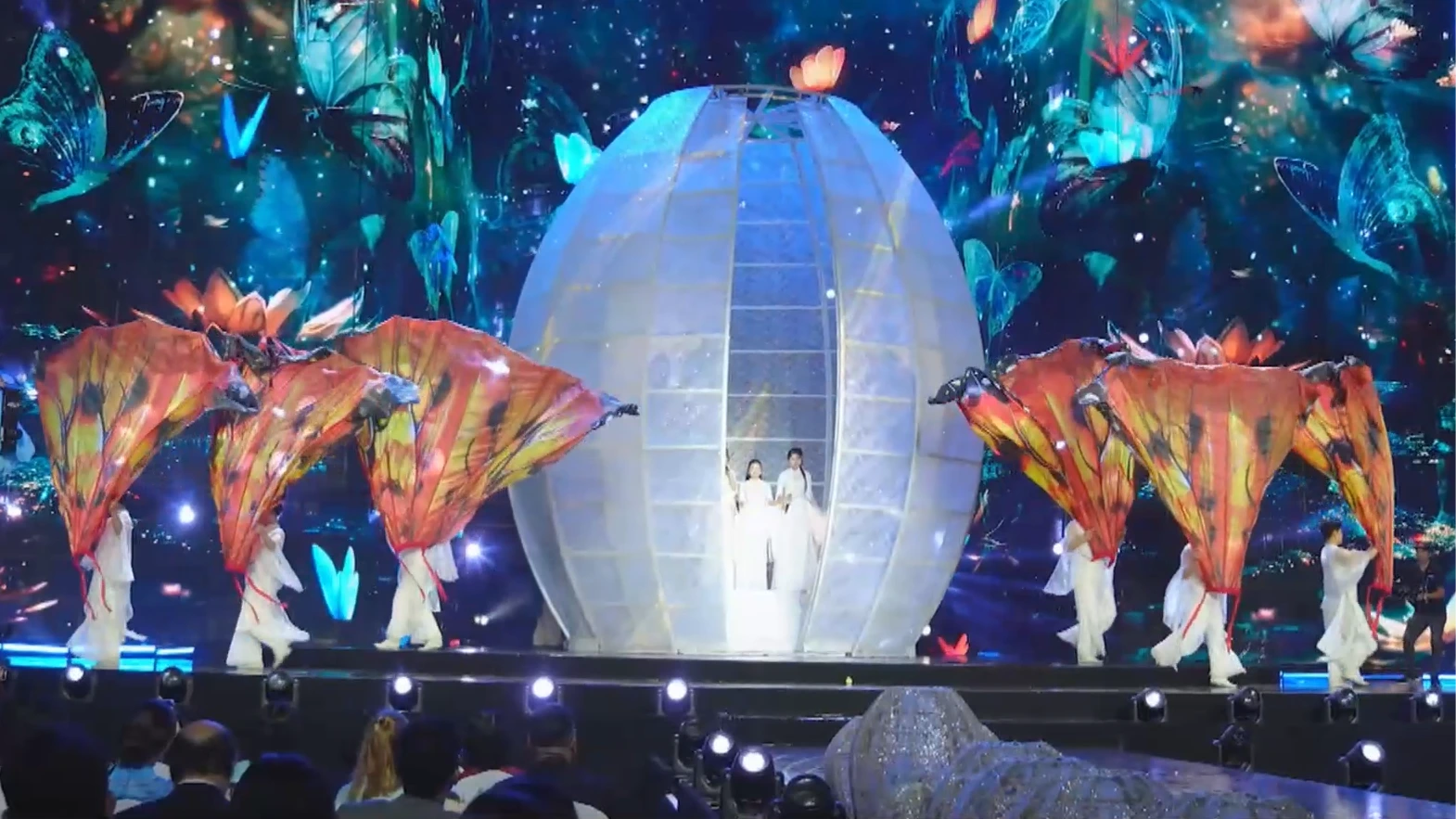 Tôn vinh di sản áo dài Việt qua ngôn ngữ thời trang