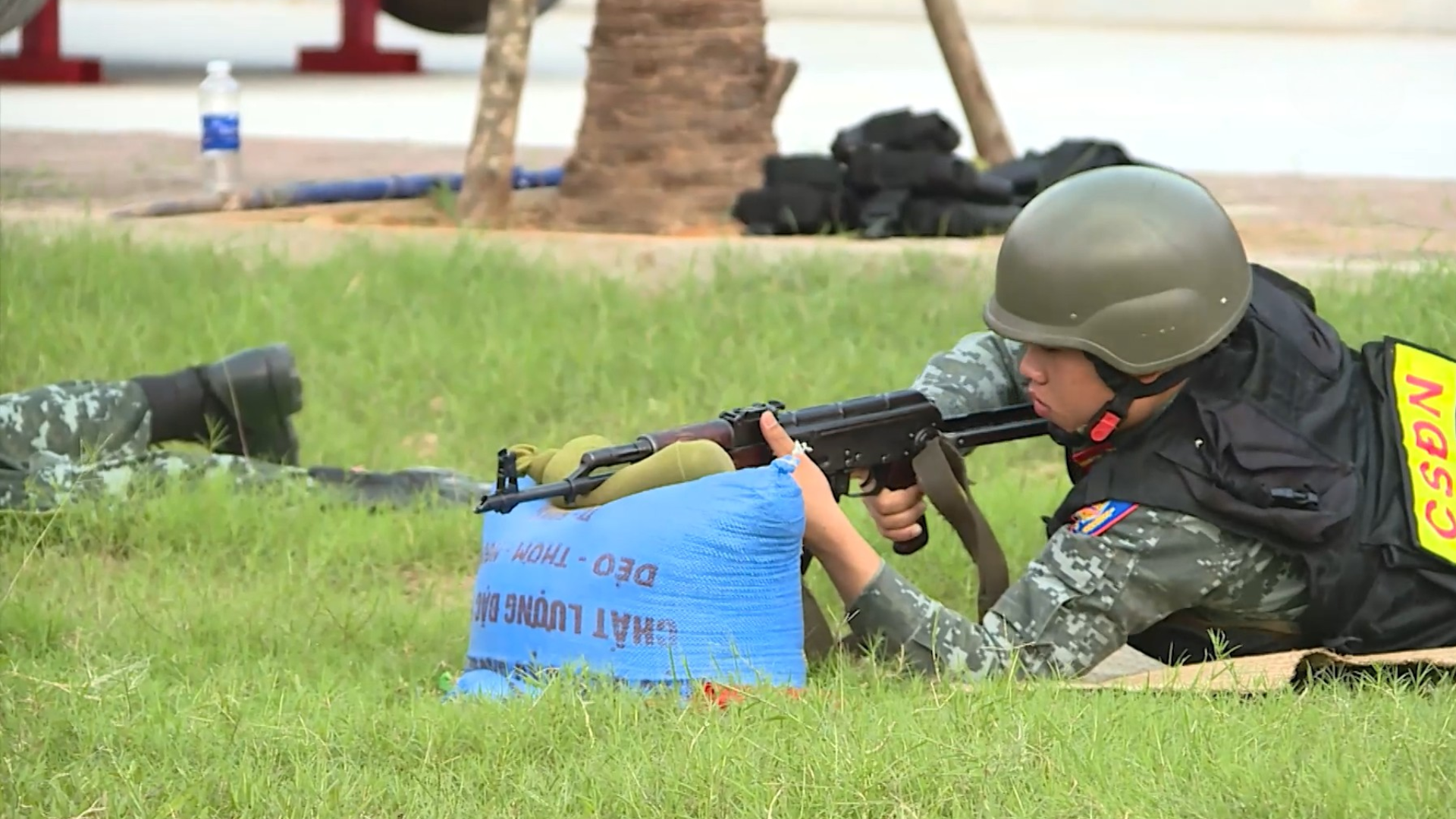 Cảnh sát cơ động sẵn sàng bảo đảm an ninh cho ngày hội bầu cử