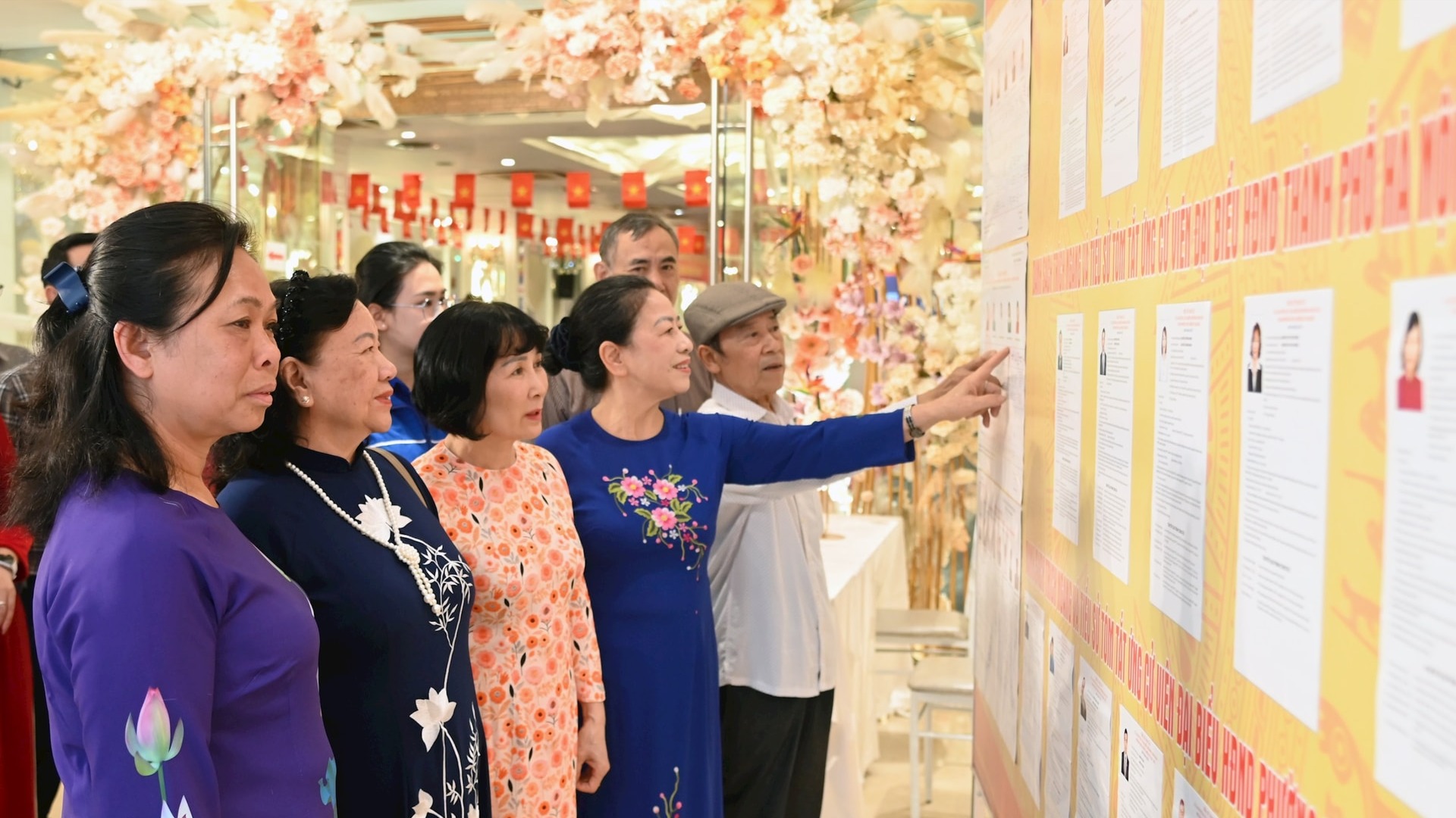 Cử tri hân hoan đón ngày hội lớn