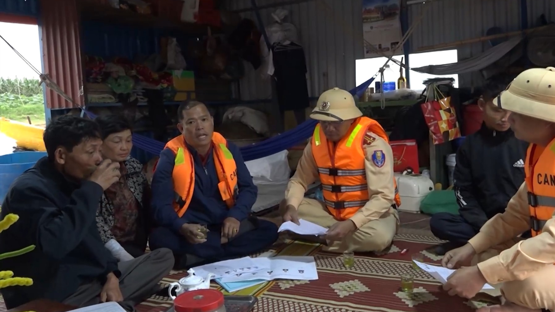 Đưa thông tin bầu cử đến với bà con sông nước