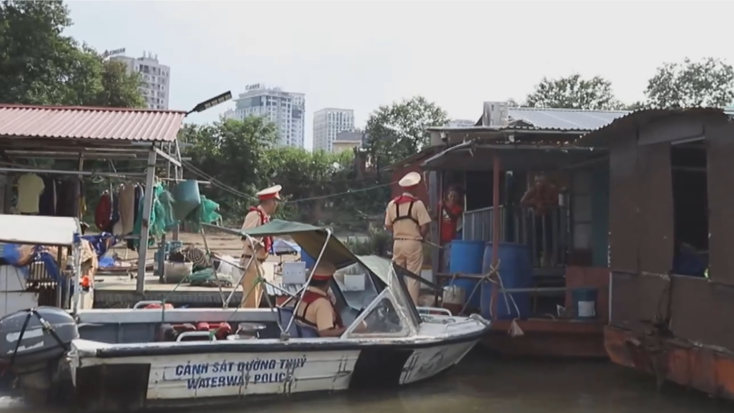 Cảnh sát đường thủy đồng hành cùng người dân mùa bầu cử