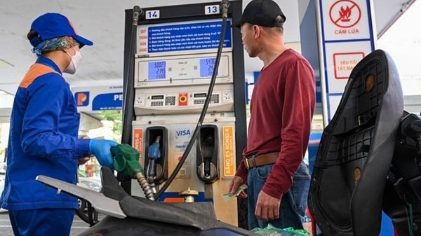 Tiếp tục chi quỹ bình ổn, giữ nguyên giá xăng dầu