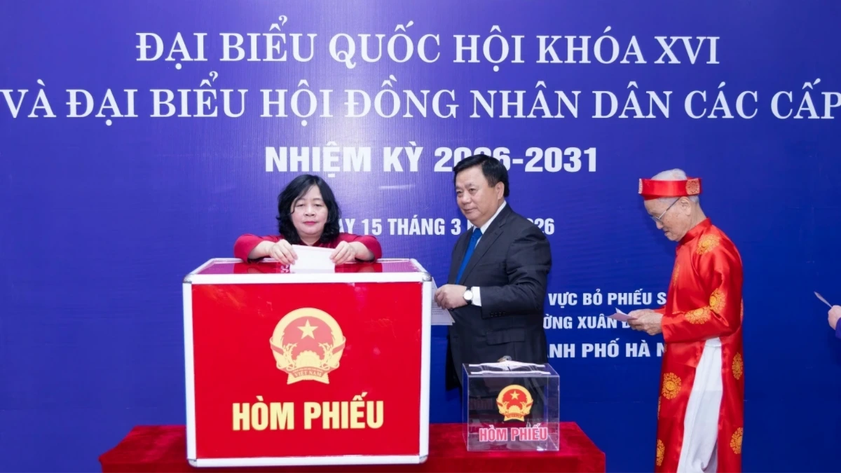 Chủ tịch Ủy ban Trung ương MTTQ Việt Nam bỏ phiếu bầu cử tại phường Xuân Đỉnh